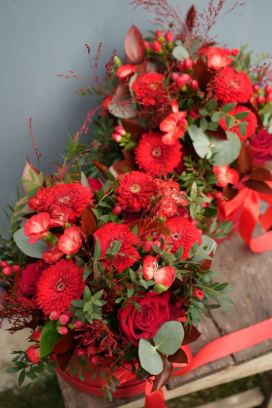 Romantický kvetinový box v červenom prevedení