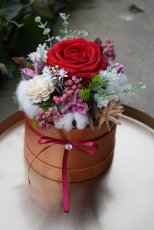 Kvetinový box so stabilizovanou ružičkou - Zlatá edícia