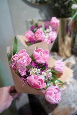 Kornút z ružových tulipánov