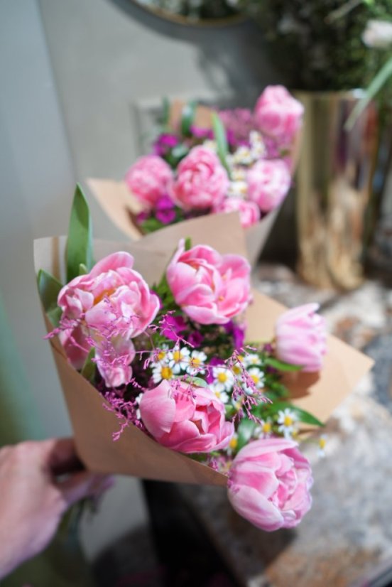 Kornút z ružových tulipánov