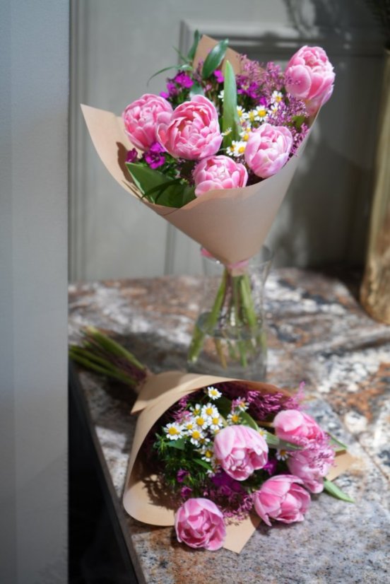 Kornút z ružových tulipánov