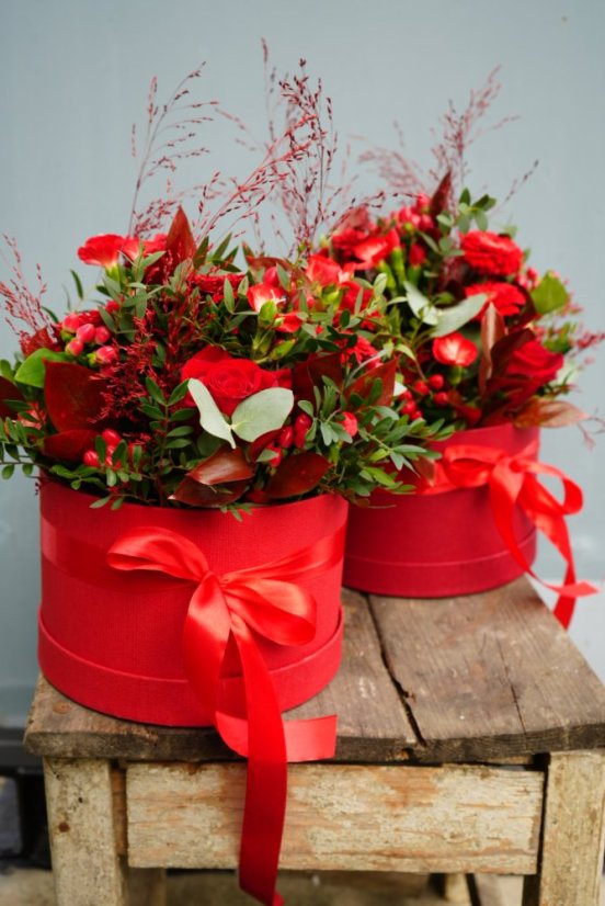 Romantický kvetinový box v červenom prevedení