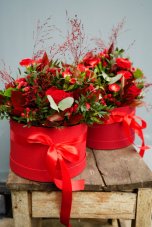 Romantický kvetinový box v červenom prevedení