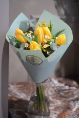 Kornút zo žltých tulipánov